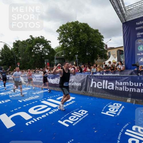 29.06.2025 - hella hamburg halbmarathon Zöllner http://msf.ph/oto/8426973 29.06.2025 10:35:34 Ziel 1344, 1889, 4050, 5269, 10384, 10771, 15959, 16695, 16811, 17612, 17826, 19022 meine-sportfotos.de
