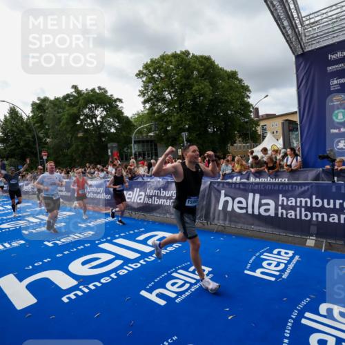 29.06.2025 - hella hamburg halbmarathon Zöllner http://msf.ph/oto/8426989 29.06.2025 10:35:34 Ziel 1344, 1889, 4050, 5269, 10384, 10771, 15959, 16695, 16811, 17612, 17826, 19022 meine-sportfotos.de