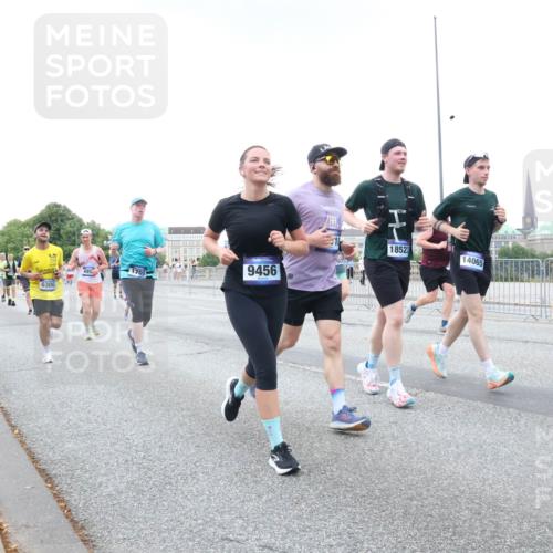 29.06.2025 - hella hamburg halbmarathon Lena Gebhardt http://msf.ph/oto/8426990 29.06.2025 10:53:43 Lombardsbrücke 6306, 9456, 18523, 14065, 1017, 1340, 1687, 1709, 1744, 1753, 1789, 1900, 1906, 1984, 2065, 2079, 2372, 2409, 2429, 2854, 3055, 3079, 3226, 3249, 3557, 4195, 4595, 4801, 5430, 5562, 5815, 5856, 5857, 5964, 6039, 6041, 6044, 6192, 6273, 6306, 6913, 6996, 7039, 7068, 7483, 7537, 7611, 7614, 7876, 7890, 8189, 8212, 8414, 8515, 8906, 8924, 9077, 9456, 9503, 9531, 9572, 9685, 9764, 9771, 9785, 10043, 10175, 10490, 11390, 12193, 12219, 12700 meine-sportfotos.de