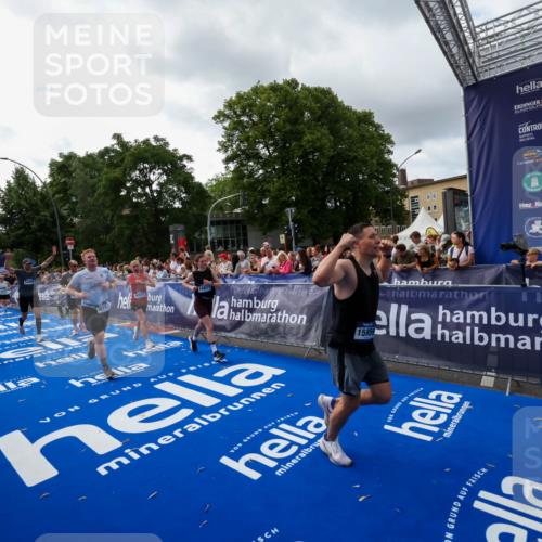 29.06.2025 - hella hamburg halbmarathon Zöllner http://msf.ph/oto/8426996 29.06.2025 10:35:34 Ziel 1344, 1889, 4050, 5269, 10384, 10771, 15959, 16695, 16811, 17612, 17826, 19022 meine-sportfotos.de
