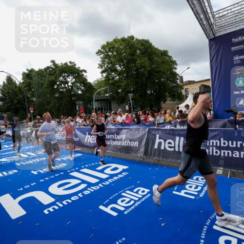 29.06.2025 - hella hamburg halbmarathon Zöllner http://msf.ph/oto/8427004 29.06.2025 10:35:34 Ziel 1344, 1889, 4050, 5269, 10384, 10771, 15959, 16695, 16811, 17612, 17826, 19022 meine-sportfotos.de