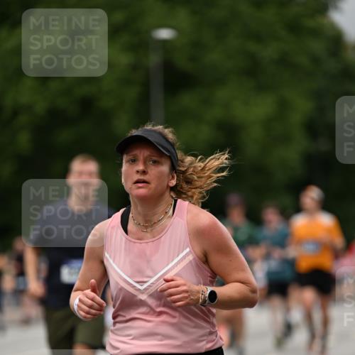 29.06.2025 - hella hamburg halbmarathon Dr. Thomas Lammeyer http://msf.ph/oto/8427011 29.06.2025 10:50:40 Kennedybrücke 1033, 1421, 1426, 1429, 1695, 1867, 1868, 1924, 1983, 2008, 2398, 2773, 2917, 3160, 3164, 4202, 4223, 4224, 4296, 4317, 4572, 5044, 6124, 6161, 7303, 7530, 8477, 9243, 9445, 10030, 10230, 10327, 10329, 10367, 10812, 11253, 11393 meine-sportfotos.de
