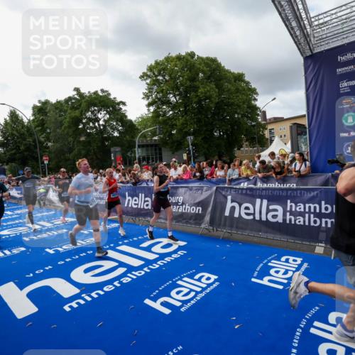 29.06.2025 - hella hamburg halbmarathon Zöllner http://msf.ph/oto/8427012 29.06.2025 10:35:34 Ziel 1344, 1889, 4050, 5269, 10384, 10771, 15959, 16695, 16811, 17612, 17826, 19022 meine-sportfotos.de