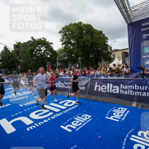 29.06.2025 - hella hamburg halbmarathon Zöllner http://msf.ph/oto/8427019 29.06.2025 10:35:34 Ziel 1344, 1889, 4050, 5269, 10384, 10771, 15959, 16695, 16811, 17612, 17826, 19022 meine-sportfotos.de