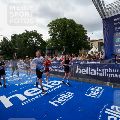 29.06.2025 - hella hamburg halbmarathon Zöllner http://msf.ph/oto/8427030 29.06.2025 10:35:35 Ziel 1344, 1889, 4050, 5269, 10384, 10771, 15959, 16123, 16695, 16811, 17612, 17826, 19022 meine-sportfotos.de