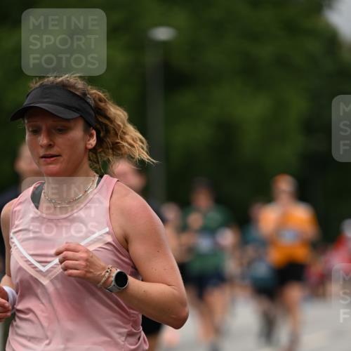29.06.2025 - hella hamburg halbmarathon Dr. Thomas Lammeyer http://msf.ph/oto/8427036 29.06.2025 10:50:40 Kennedybrücke 1033, 1421, 1426, 1429, 1695, 1867, 1868, 1924, 1983, 2008, 2398, 2773, 2917, 3160, 3164, 4202, 4223, 4224, 4296, 4317, 4572, 5044, 6124, 6161, 7303, 7530, 8477, 9243, 9445, 10030, 10230, 10327, 10329, 10367, 10812, 11253, 11393 meine-sportfotos.de