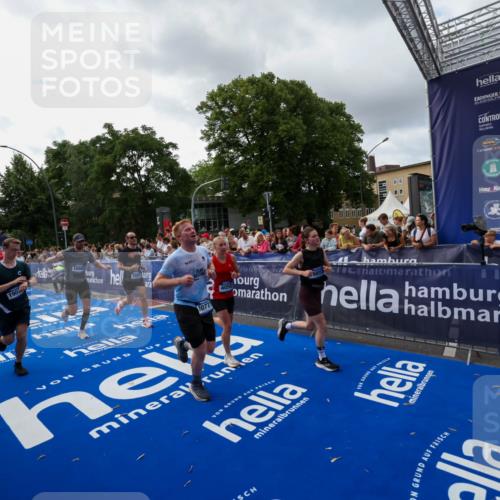 29.06.2025 - hella hamburg halbmarathon Zöllner http://msf.ph/oto/8427038 29.06.2025 10:35:35 Ziel 1344, 1889, 4050, 5269, 10384, 10771, 15959, 16123, 16695, 16811, 17612, 17826, 19022 meine-sportfotos.de