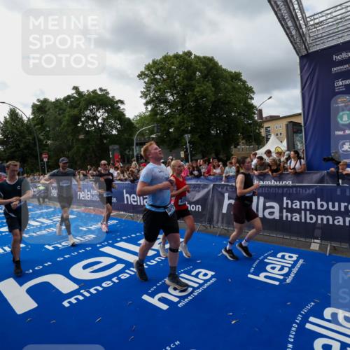 29.06.2025 - hella hamburg halbmarathon Zöllner http://msf.ph/oto/8427048 29.06.2025 10:35:35 Ziel 1344, 1889, 4050, 5269, 10384, 10771, 15959, 16123, 16695, 16811, 17612, 17826, 19022 meine-sportfotos.de