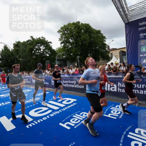 29.06.2025 - hella hamburg halbmarathon Zöllner http://msf.ph/oto/8427073 29.06.2025 10:35:35 Ziel 1344, 1889, 4050, 5269, 10384, 10771, 15959, 16123, 16695, 16811, 17612, 17826, 19022 meine-sportfotos.de