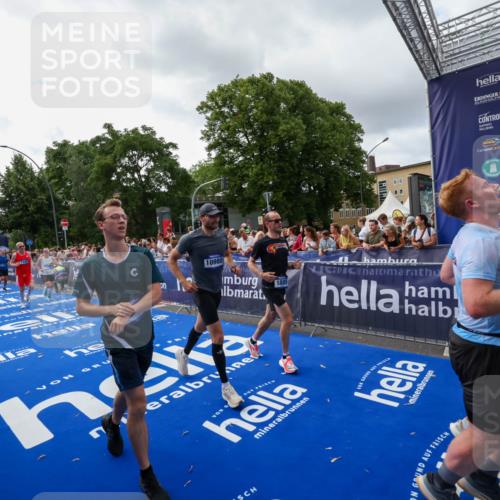 29.06.2025 - hella hamburg halbmarathon Zöllner http://msf.ph/oto/8427106 29.06.2025 10:35:36 Ziel 1344, 1889, 4050, 5269, 10384, 10771, 16123, 16695, 16811, 17612, 17826, 18841, 19022 meine-sportfotos.de
