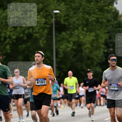29.06.2025 - hella hamburg halbmarathon Dr. Thomas Lammeyer http://msf.ph/oto/8427109 29.06.2025 10:50:43 Kennedybrücke 1033, 1421, 1429, 1695, 1867, 1868, 1924, 1983, 2008, 2398, 2773, 2813, 2917, 3160, 3164, 3410, 4202, 4223, 4224, 4296, 4306, 4317, 4572, 5044, 5769, 5770, 6124, 6161, 7303, 8477, 9243, 9445, 10030, 10230, 10327, 10329, 10367, 10812, 11253, 11361 meine-sportfotos.de