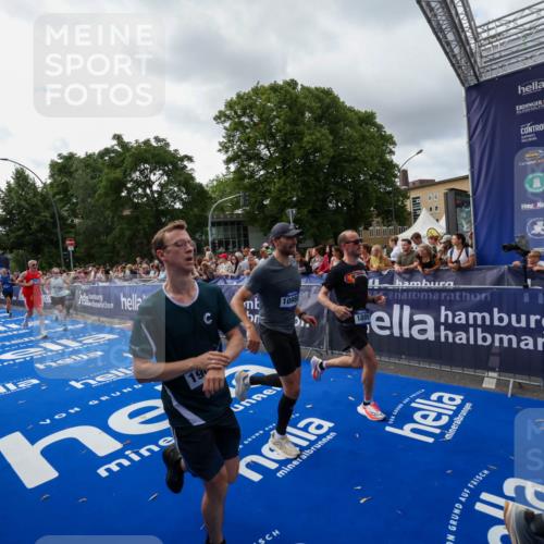 29.06.2025 - hella hamburg halbmarathon Zöllner http://msf.ph/oto/8427120 29.06.2025 10:35:36 Ziel 1344, 1889, 4050, 5269, 10384, 10771, 16123, 16695, 16811, 17612, 17826, 18841, 19022 meine-sportfotos.de