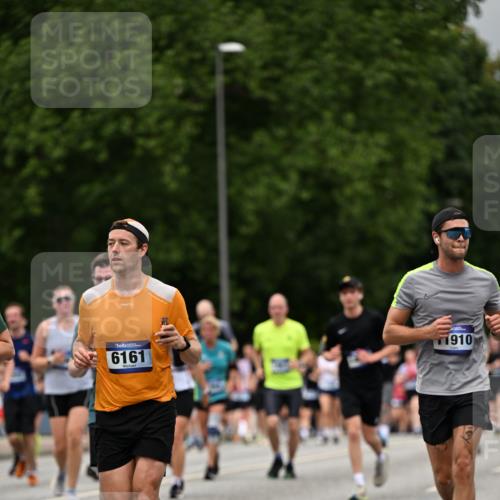 29.06.2025 - hella hamburg halbmarathon Dr. Thomas Lammeyer http://msf.ph/oto/8427124 29.06.2025 10:50:44 Kennedybrücke 1033, 1429, 1695, 1867, 1868, 1924, 1983, 2008, 2398, 2773, 2813, 2917, 3160, 3164, 3410, 4202, 4223, 4224, 4296, 4306, 4317, 4572, 5044, 5769, 5770, 6124, 6161, 7303, 8477, 9243, 9445, 10030, 10230, 10327, 10329, 10367, 10812, 11253, 11361 meine-sportfotos.de