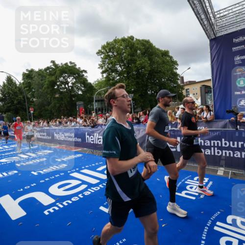 29.06.2025 - hella hamburg halbmarathon Zöllner http://msf.ph/oto/8427136 29.06.2025 10:35:36 Ziel 1344, 1889, 4050, 5269, 10384, 10771, 16123, 16695, 16811, 17612, 17826, 18841, 19022 meine-sportfotos.de
