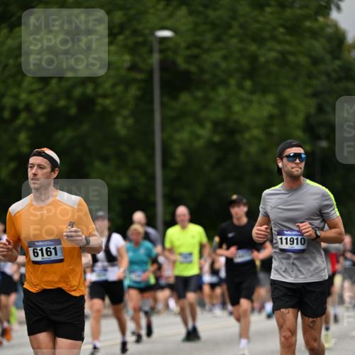 29.06.2025 - hella hamburg halbmarathon Dr. Thomas Lammeyer http://msf.ph/oto/8427142 29.06.2025 10:50:44 Kennedybrücke 1033, 1429, 1695, 1867, 1868, 1924, 1983, 2008, 2398, 2773, 2813, 2917, 3160, 3164, 3410, 4202, 4223, 4224, 4296, 4306, 4317, 4572, 5044, 5769, 5770, 6124, 6161, 7303, 8477, 9243, 9445, 10030, 10230, 10327, 10329, 10367, 10812, 11253, 11361 meine-sportfotos.de