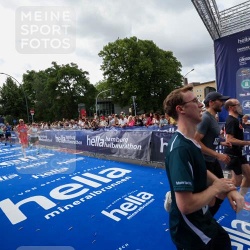 29.06.2025 - hella hamburg halbmarathon Zöllner http://msf.ph/oto/8427154 29.06.2025 10:35:36 Ziel 1344, 1889, 4050, 5269, 10384, 10771, 16123, 16695, 16811, 17612, 17826, 18841, 19022 meine-sportfotos.de