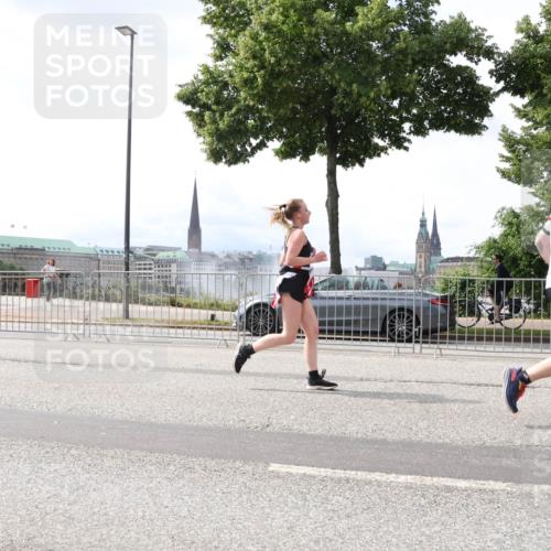 29.06.2025 - hella hamburg halbmarathon Lena Gebhardt http://msf.ph/oto/8427156 29.06.2025 10:43:35 Lombardsbrücke 1023, 1155, 1310, 1400, 1467, 1816, 1878, 2267, 2361, 2733, 3074, 3238, 3288, 3329, 3390, 3597, 3638, 4056, 4177, 4302, 4367, 4680, 4866, 5192, 5201, 5214, 5293, 5370, 5610, 5720, 5755, 5890, 6012, 6036, 6096, 6226, 6334, 6440, 6931, 6971, 6973, 7197, 7205, 7206, 7461, 7489, 7504, 7872, 7926, 8000, 8058, 8135, 8184, 8233, 8408, 8435, 8504, 9072, 9639, 9641, 9704, 9831, 9976, 10083, 10097, 10200, 10202 meine-sportfotos.de