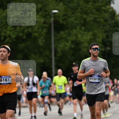 29.06.2025 - hella hamburg halbmarathon Dr. Thomas Lammeyer http://msf.ph/oto/8427165 29.06.2025 10:50:44 Kennedybrücke 1033, 1429, 1695, 1867, 1868, 1924, 1983, 2008, 2398, 2773, 2813, 2917, 3160, 3164, 3410, 4202, 4223, 4224, 4296, 4306, 4317, 4572, 5044, 5769, 5770, 6124, 6161, 7303, 8477, 9243, 9445, 10030, 10230, 10327, 10329, 10367, 10812, 11253, 11361 meine-sportfotos.de
