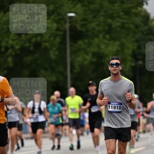 29.06.2025 - hella hamburg halbmarathon Dr. Thomas Lammeyer http://msf.ph/oto/8427180 29.06.2025 10:50:45 Kennedybrücke 1033, 1429, 1695, 1867, 1868, 1924, 1983, 2008, 2398, 2423, 2773, 2813, 2917, 3160, 3164, 3410, 4202, 4223, 4224, 4296, 4306, 4317, 4572, 5044, 5769, 5770, 6124, 6161, 7303, 8477, 8486, 9120, 9121, 9243, 9445, 10030, 10230, 10327, 10329, 10367, 10812, 11253, 11361 meine-sportfotos.de