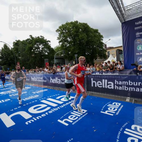 29.06.2025 - hella hamburg halbmarathon Zöllner http://msf.ph/oto/8427191 29.06.2025 10:35:38 Ziel 1344, 4062, 5269, 10384, 14841, 16123, 16695, 17612, 17826, 18841 meine-sportfotos.de