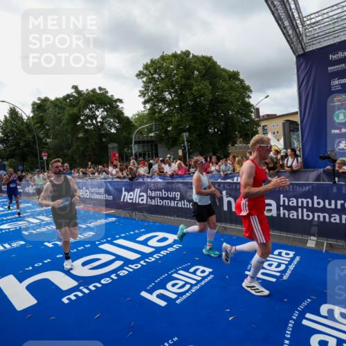 29.06.2025 - hella hamburg halbmarathon Zöllner http://msf.ph/oto/8427203 29.06.2025 10:35:38 Ziel 1344, 4062, 5269, 10384, 14841, 16123, 16695, 17612, 17826, 18841 meine-sportfotos.de