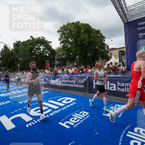 29.06.2025 - hella hamburg halbmarathon Zöllner http://msf.ph/oto/8427212 29.06.2025 10:35:38 Ziel 1344, 4062, 5269, 10384, 14841, 16123, 16695, 17612, 17826, 18841 meine-sportfotos.de