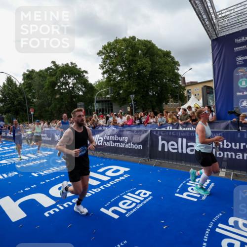 29.06.2025 - hella hamburg halbmarathon Zöllner http://msf.ph/oto/8427221 29.06.2025 10:35:39 Ziel 1344, 4062, 5269, 10384, 14841, 16123, 16695, 17612, 17826, 18841 meine-sportfotos.de