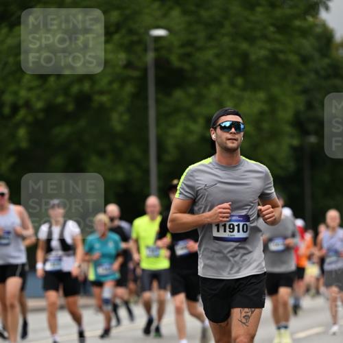 29.06.2025 - hella hamburg halbmarathon Dr. Thomas Lammeyer http://msf.ph/oto/8427226 29.06.2025 10:50:45 Kennedybrücke 1033, 1429, 1695, 1867, 1868, 1924, 1983, 2008, 2398, 2423, 2773, 2813, 2917, 3160, 3164, 3410, 4202, 4223, 4224, 4296, 4306, 4317, 4572, 5044, 5769, 5770, 6124, 6161, 7303, 8477, 8486, 9120, 9121, 9243, 9445, 10030, 10230, 10327, 10329, 10367, 10812, 11253, 11361 meine-sportfotos.de