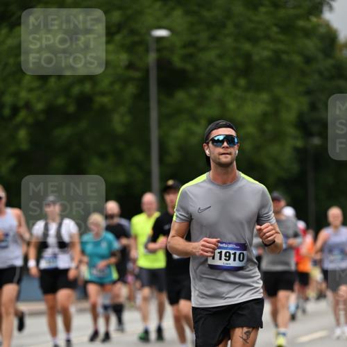 29.06.2025 - hella hamburg halbmarathon Dr. Thomas Lammeyer http://msf.ph/oto/8427232 29.06.2025 10:50:45 Kennedybrücke 1033, 1429, 1695, 1867, 1868, 1924, 1983, 2008, 2398, 2423, 2773, 2813, 2917, 3160, 3164, 3410, 4202, 4223, 4224, 4296, 4306, 4317, 4572, 5044, 5769, 5770, 6124, 6161, 7303, 8477, 8486, 9120, 9121, 9243, 9445, 10030, 10230, 10327, 10329, 10367, 10812, 11253, 11361 meine-sportfotos.de