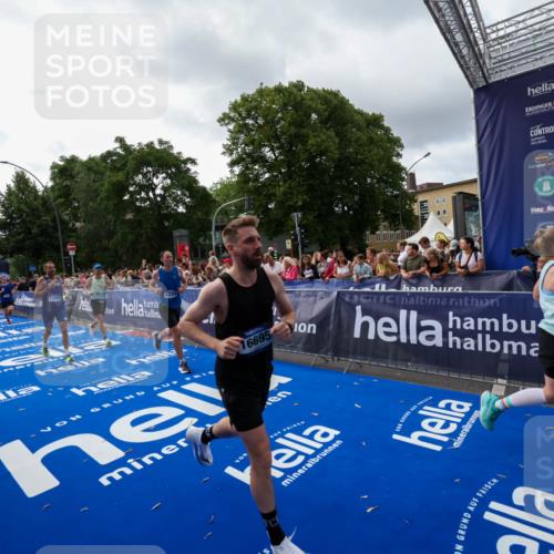 29.06.2025 - hella hamburg halbmarathon Zöllner http://msf.ph/oto/8427237 29.06.2025 10:35:39 Ziel 1344, 4062, 5269, 10384, 14841, 16123, 16695, 17612, 17826, 18841 meine-sportfotos.de