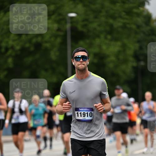 29.06.2025 - hella hamburg halbmarathon Dr. Thomas Lammeyer http://msf.ph/oto/8427248 29.06.2025 10:50:46 Kennedybrücke 1033, 1429, 1695, 1867, 1868, 1924, 1983, 2008, 2398, 2423, 2773, 2813, 2917, 3160, 3164, 3410, 4202, 4223, 4224, 4296, 4306, 4317, 4572, 5044, 5769, 5770, 6124, 6161, 8477, 8486, 9120, 9121, 9243, 9445, 10030, 10230, 10327, 10329, 10367, 11253, 11361 meine-sportfotos.de
