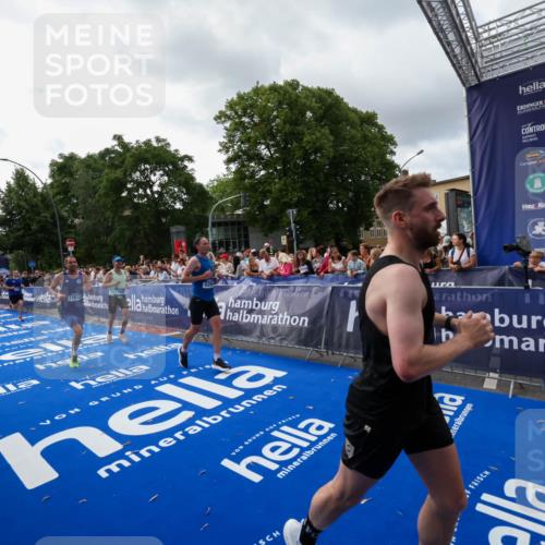 29.06.2025 - hella hamburg halbmarathon Zöllner http://msf.ph/oto/8427250 29.06.2025 10:35:39 Ziel 1344, 4062, 5269, 10384, 14841, 16123, 16695, 17612, 17826, 18841 meine-sportfotos.de