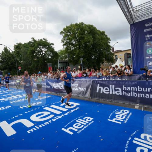29.06.2025 - hella hamburg halbmarathon Zöllner http://msf.ph/oto/8427261 29.06.2025 10:35:39 Ziel 1344, 4062, 5269, 10384, 14841, 16123, 16695, 17612, 17826, 18841 meine-sportfotos.de