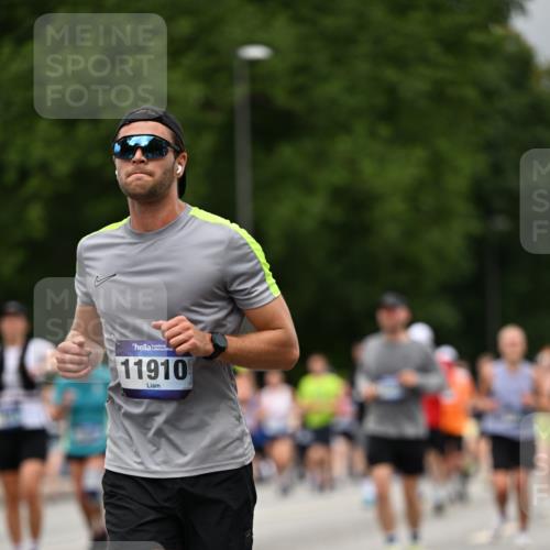 29.06.2025 - hella hamburg halbmarathon Dr. Thomas Lammeyer http://msf.ph/oto/8427273 29.06.2025 10:50:46 Kennedybrücke 1033, 1429, 1695, 1867, 1868, 1924, 1983, 2008, 2398, 2423, 2773, 2813, 2917, 3160, 3164, 3410, 4202, 4223, 4224, 4296, 4306, 4317, 4572, 5044, 5769, 5770, 6124, 6161, 8477, 8486, 9120, 9121, 9243, 9445, 10030, 10230, 10327, 10329, 10367, 11253, 11361 meine-sportfotos.de