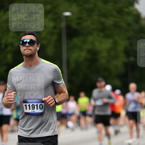 29.06.2025 - hella hamburg halbmarathon Dr. Thomas Lammeyer http://msf.ph/oto/8427275 29.06.2025 10:50:46 Kennedybrücke 1033, 1429, 1695, 1867, 1868, 1924, 1983, 2008, 2398, 2423, 2773, 2813, 2917, 3160, 3164, 3410, 4202, 4223, 4224, 4296, 4306, 4317, 4572, 5044, 5769, 5770, 6124, 6161, 8477, 8486, 9120, 9121, 9243, 9445, 10030, 10230, 10327, 10329, 10367, 11253, 11361 meine-sportfotos.de
