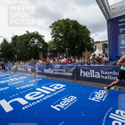29.06.2025 - hella hamburg halbmarathon Zöllner http://msf.ph/oto/8427285 29.06.2025 10:35:41 Ziel 4062, 5269, 10384, 12462, 12899, 14841, 16123, 17612, 17826, 18841 meine-sportfotos.de