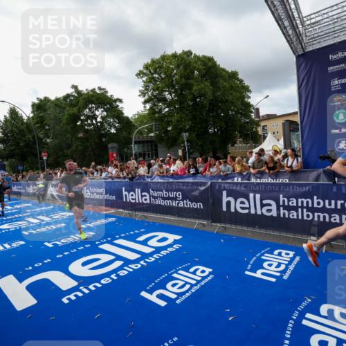 29.06.2025 - hella hamburg halbmarathon Zöllner http://msf.ph/oto/8427317 29.06.2025 10:35:42 Ziel 4062, 10384, 12462, 12899, 14841, 16123, 18841 meine-sportfotos.de
