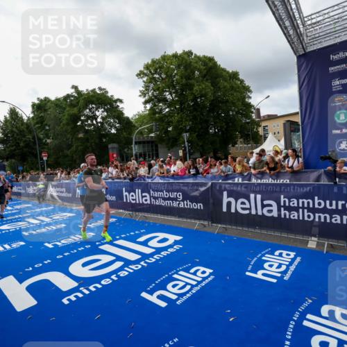 29.06.2025 - hella hamburg halbmarathon Zöllner http://msf.ph/oto/8427337 29.06.2025 10:35:43 Ziel 4062, 10384, 12462, 12899, 14841, 16123, 18841 meine-sportfotos.de