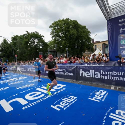 29.06.2025 - hella hamburg halbmarathon Zöllner http://msf.ph/oto/8427353 29.06.2025 10:35:43 Ziel 4062, 10384, 12462, 12899, 14841, 16123, 18841 meine-sportfotos.de