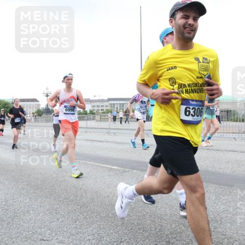 29.06.2025 - hella hamburg halbmarathon Lena Gebhardt http://msf.ph/oto/8427355 29.06.2025 10:53:45 Lombardsbrücke 340, 11349, 6996, 6306, 1017, 1340, 1687, 1709, 1744, 1753, 1789, 1900, 1906, 1984, 2065, 2079, 2372, 2409, 2429, 2854, 3055, 3079, 3226, 3249, 3467, 3557, 4195, 4595, 4801, 5430, 5562, 5815, 5856, 5857, 5898, 5964, 6039, 6041, 6044, 6192, 6273, 6306, 6913, 6996, 7039, 7068, 7537, 7611, 7614, 7876, 7890, 8189, 8212, 8414, 8515, 8906, 8924, 9077, 9456, 9503, 9531, 9572, 9685, 9764, 9771, 9785, 10043, 10175, 10490, 11390, 12193, 12219, 12700 meine-sportfotos.de
