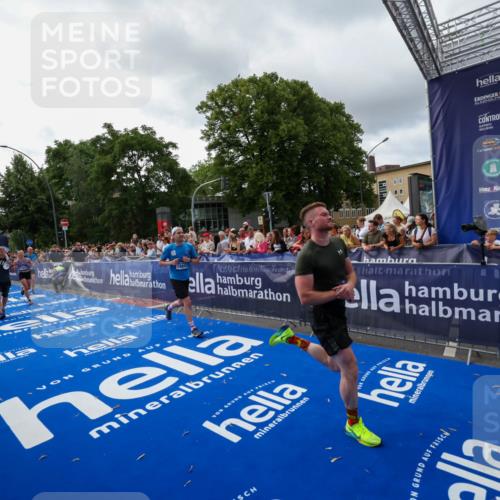 29.06.2025 - hella hamburg halbmarathon Zöllner http://msf.ph/oto/8427362 29.06.2025 10:35:43 Ziel 4062, 10384, 12462, 12899, 14841, 16123, 18841 meine-sportfotos.de