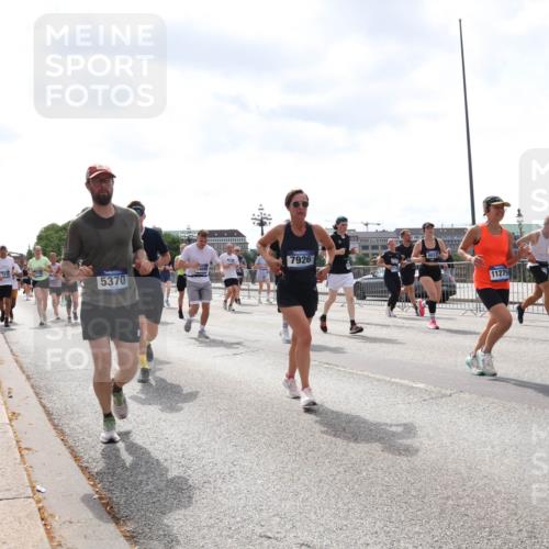 29.06.2025 - hella hamburg halbmarathon Lena Gebhardt http://msf.ph/oto/8427367 29.06.2025 10:43:37 Lombardsbrücke 7926, 6012, 5370, 11279, 1023, 1026, 1155, 1310, 1400, 1816, 1878, 2073, 2733, 3238, 3288, 3329, 3390, 3597, 3638, 4056, 4177, 4302, 4367, 4680, 4866, 5192, 5201, 5214, 5293, 5370, 5610, 5720, 5890, 6012, 6036, 6096, 6226, 6334, 6440, 6931, 6971, 6973, 7197, 7205, 7206, 7461, 7489, 7504, 7872, 7926, 8000, 8058, 8135, 8233, 8408, 8435, 8504, 9639, 9641, 9704, 9831, 9976, 10083, 10097, 10200, 10202 meine-sportfotos.de