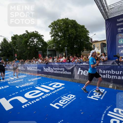 29.06.2025 - hella hamburg halbmarathon Zöllner http://msf.ph/oto/8427388 29.06.2025 10:35:44 Ziel 4062, 12462, 12899, 14841, 16119, 16123, 18841 meine-sportfotos.de