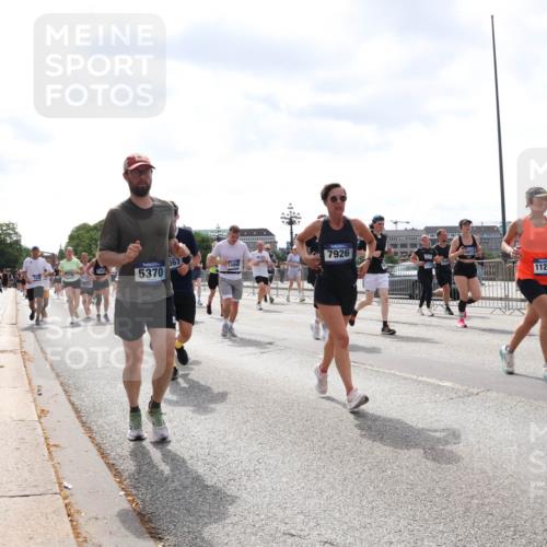 29.06.2025 - hella hamburg halbmarathon Lena Gebhardt http://msf.ph/oto/8427392 29.06.2025 10:43:37 Lombardsbrücke 5370, 367, 7926, 14890, 11279, 191, 1023, 1026, 1155, 1310, 1400, 1816, 1878, 2073, 2733, 3238, 3288, 3329, 3390, 3597, 3638, 4056, 4177, 4302, 4367, 4680, 4866, 5192, 5201, 5214, 5293, 5370, 5610, 5720, 5890, 6012, 6036, 6096, 6226, 6334, 6440, 6931, 6971, 6973, 7197, 7205, 7206, 7461, 7489, 7504, 7872, 7926, 8000, 8058, 8135, 8233, 8408, 8435, 8504, 9639, 9641, 9704, 9831, 9976, 10083, 10097, 10200, 10202 meine-sportfotos.de