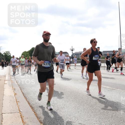 29.06.2025 - hella hamburg halbmarathon Lena Gebhardt http://msf.ph/oto/8427408 29.06.2025 10:43:37 Lombardsbrücke 5370, 7926, 14890, 1127, 1023, 1026, 1155, 1310, 1400, 1816, 1878, 2073, 2733, 3238, 3288, 3329, 3390, 3597, 3638, 4056, 4177, 4302, 4367, 4680, 4866, 5192, 5201, 5214, 5293, 5370, 5610, 5720, 5890, 6012, 6036, 6096, 6226, 6334, 6440, 6931, 6971, 6973, 7197, 7205, 7206, 7461, 7489, 7504, 7872, 7926, 8000, 8058, 8135, 8233, 8408, 8435, 8504, 9639, 9641, 9704, 9831, 9976, 10083, 10097, 10200, 10202 meine-sportfotos.de