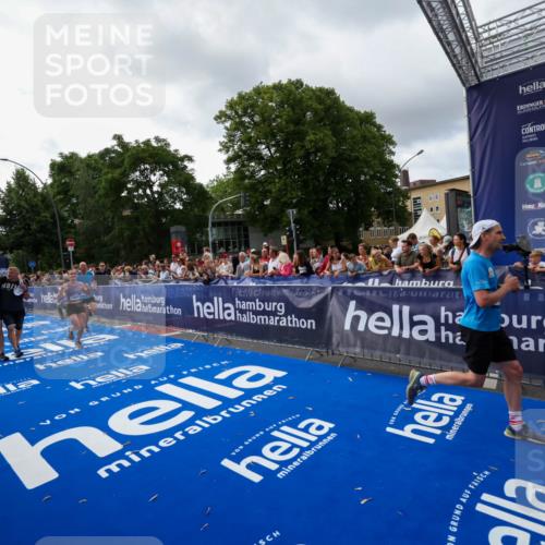 29.06.2025 - hella hamburg halbmarathon Zöllner http://msf.ph/oto/8427409 29.06.2025 10:35:44 Ziel 4062, 12462, 12899, 14841, 16119, 16123, 18841 meine-sportfotos.de