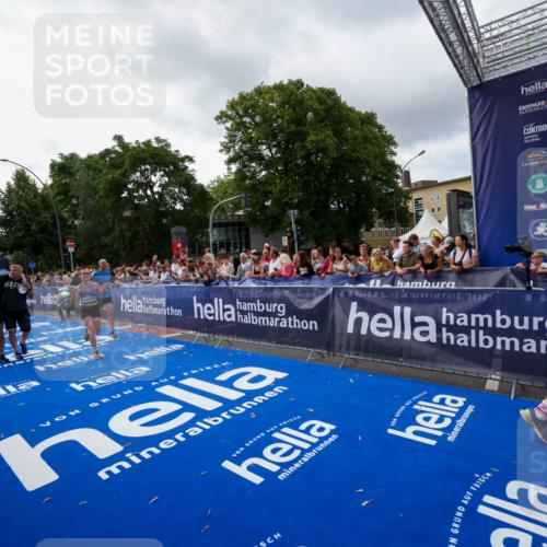29.06.2025 - hella hamburg halbmarathon Zöllner http://msf.ph/oto/8427420 29.06.2025 10:35:44 Ziel 4062, 12462, 12899, 14841, 16119, 16123, 18841 meine-sportfotos.de