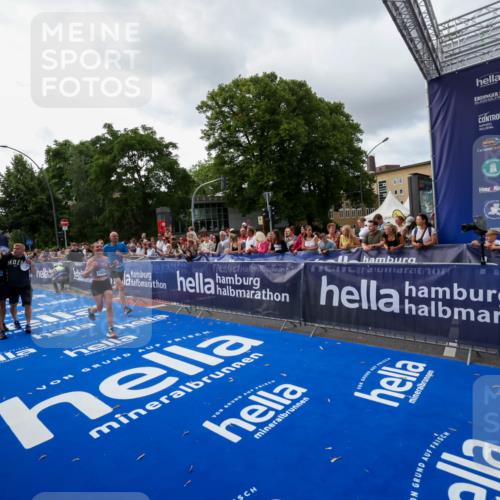 29.06.2025 - hella hamburg halbmarathon Zöllner http://msf.ph/oto/8427429 29.06.2025 10:35:45 Ziel 4062, 12462, 12899, 14841, 16119, 18841 meine-sportfotos.de