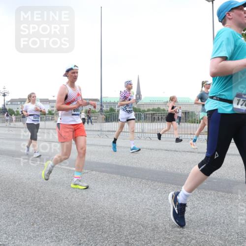 29.06.2025 - hella hamburg halbmarathon Lena Gebhardt http://msf.ph/oto/8427440 29.06.2025 10:53:46 Lombardsbrücke 1134, 5815, 0999, 170, 1017, 1263, 1340, 1687, 1709, 1744, 1753, 1789, 1900, 1906, 1984, 2065, 2079, 2372, 2409, 2429, 2854, 3055, 3079, 3226, 3249, 3465, 3467, 3557, 4195, 4595, 4801, 5430, 5562, 5815, 5856, 5857, 5898, 5964, 6039, 6041, 6044, 6192, 6273, 6306, 6583, 6913, 6996, 7039, 7068, 7537, 7611, 7614, 7876, 7890, 8189, 8212, 8515, 8906, 8924, 9077, 9456, 9503, 9531, 9572, 9685, 9764, 9771, 9785, 10043, 10175, 10490, 11390, 12219 meine-sportfotos.de