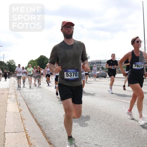 29.06.2025 - hella hamburg halbmarathon Lena Gebhardt http://msf.ph/oto/8427462 29.06.2025 10:43:37 Lombardsbrücke 5370, 7926, 6012, 1023, 1026, 1155, 1310, 1400, 1816, 1878, 2073, 2733, 3238, 3288, 3329, 3390, 3597, 3638, 4056, 4177, 4302, 4367, 4680, 4866, 5192, 5201, 5214, 5293, 5370, 5610, 5720, 5890, 6012, 6036, 6096, 6226, 6334, 6440, 6931, 6971, 6973, 7197, 7205, 7206, 7461, 7489, 7504, 7872, 7926, 8000, 8058, 8135, 8233, 8408, 8435, 8504, 9639, 9641, 9704, 9831, 9976, 10083, 10097, 10200, 10202 meine-sportfotos.de
